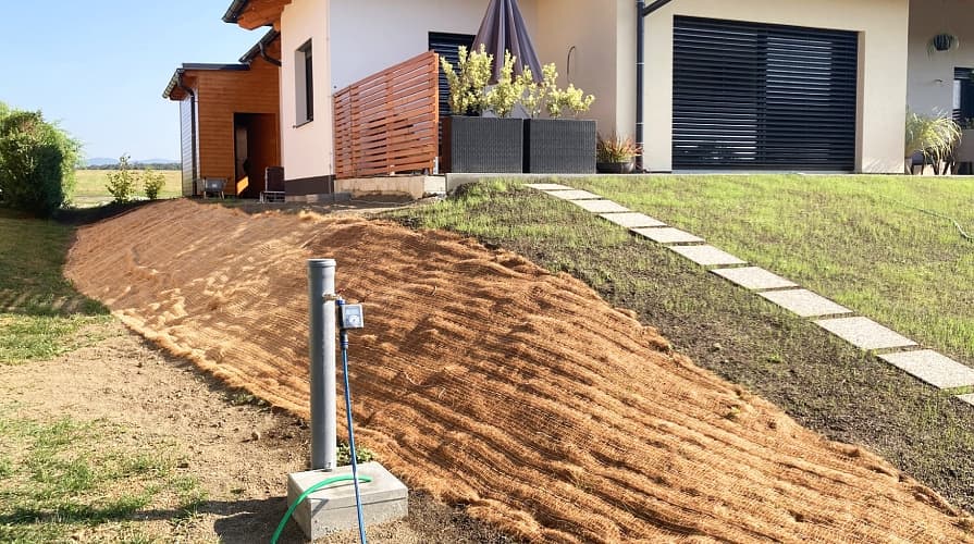 Auch kleine Böschungen lassen sich vor Erosion schütze