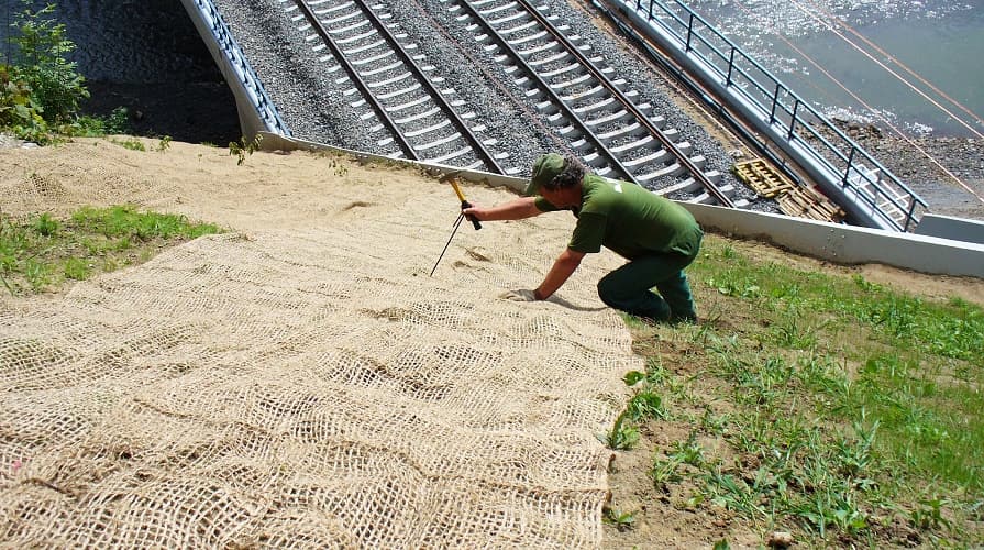 Jutenetz über einem Eisenbahntunnel