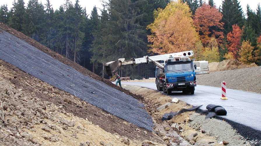 Erosionsschutz der Böschung oberhalb einer Straße