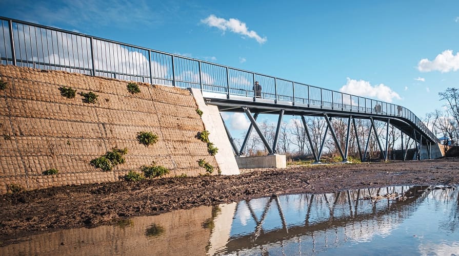 Erosionsschutz der Frontfläche einer bewehrten Erdkonstruktion